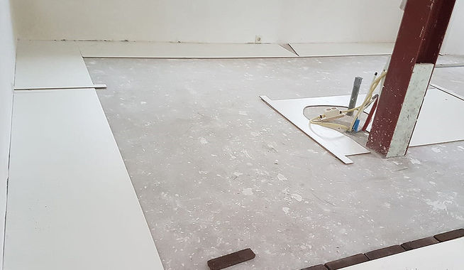 Klinkers gelegd in keuken, hal en toilet