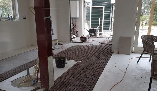 Klinkers gelegd in keuken, hal en toilet