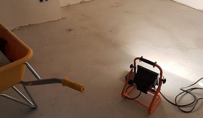 Binnenbestrating entree en wijnkamer Epe