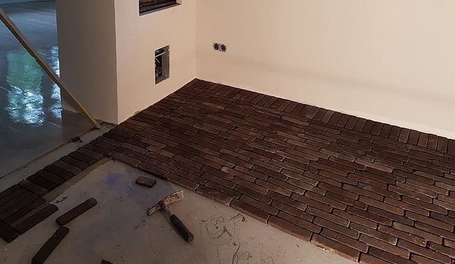 Binnenbestrating entree en wijnkamer Epe