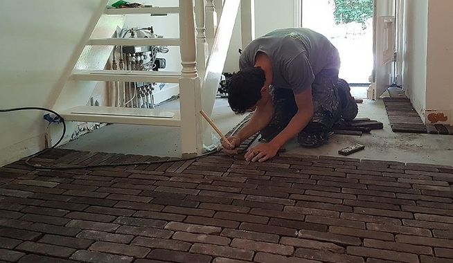 Binnenbestrating entree en wijnkamer Epe