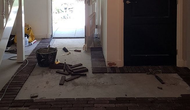 Binnenbestrating entree en wijnkamer Epe