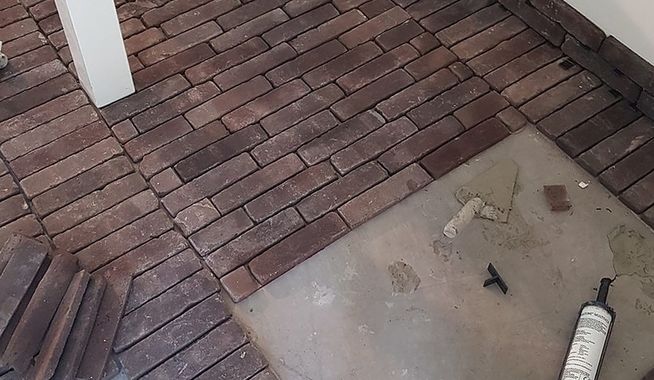 Binnenbestrating entree en wijnkamer Epe