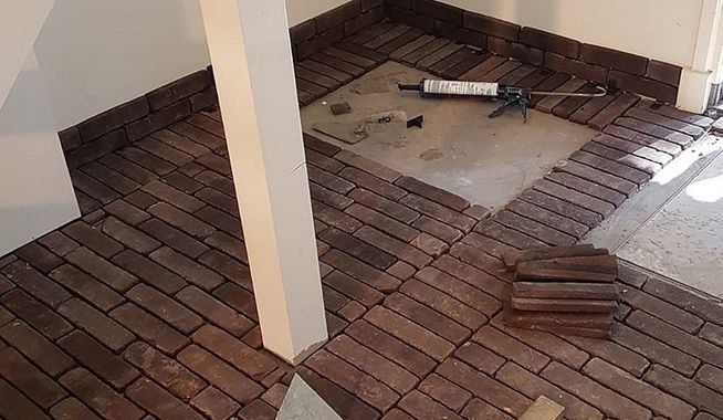 Binnenbestrating entree en wijnkamer Epe