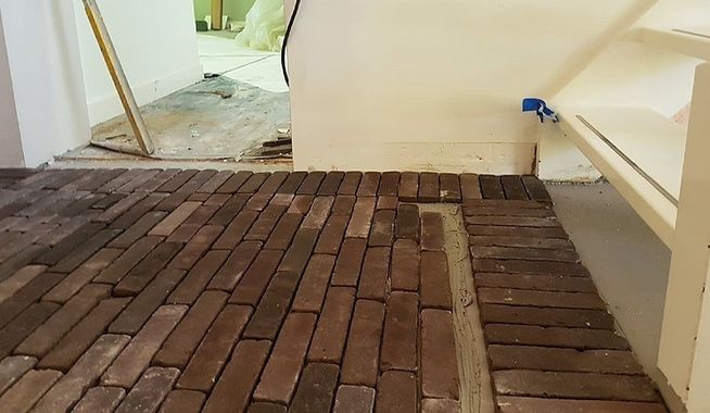 Binnenbestrating entree en wijnkamer Epe