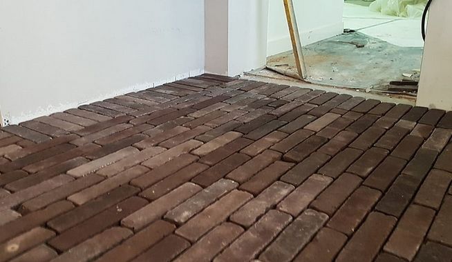 Binnenbestrating entree en wijnkamer Epe