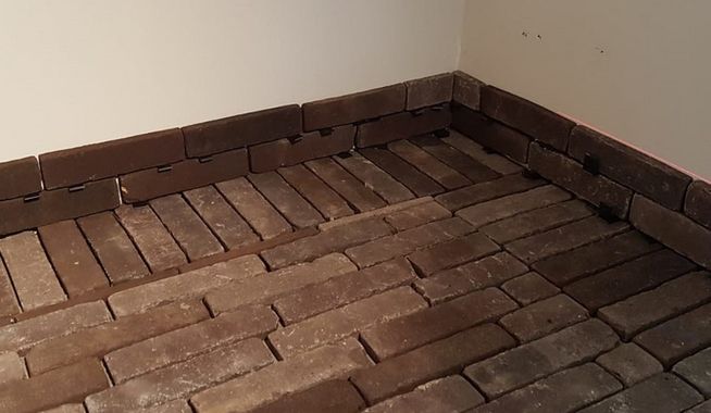 Binnenbestrating entree en wijnkamer Epe