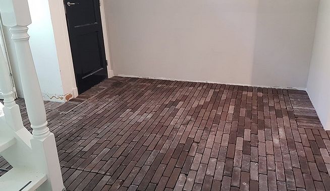 Binnenbestrating entree en wijnkamer Epe