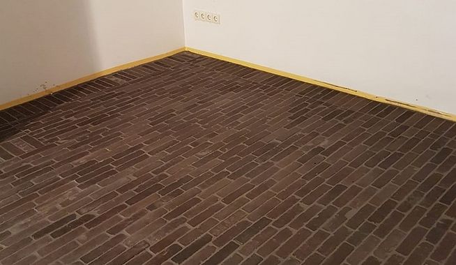 Binnenbestrating entree en wijnkamer Epe