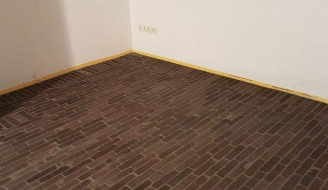 Binnenbestrating entree en wijnkamer Epe