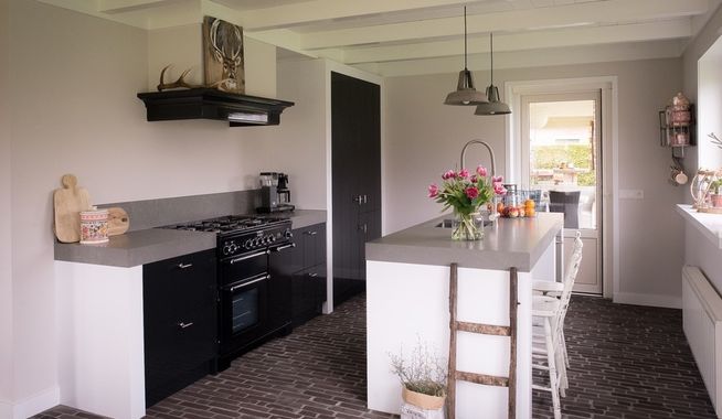 Binnenvloer keuken met waaltjes in wildverband gelegd