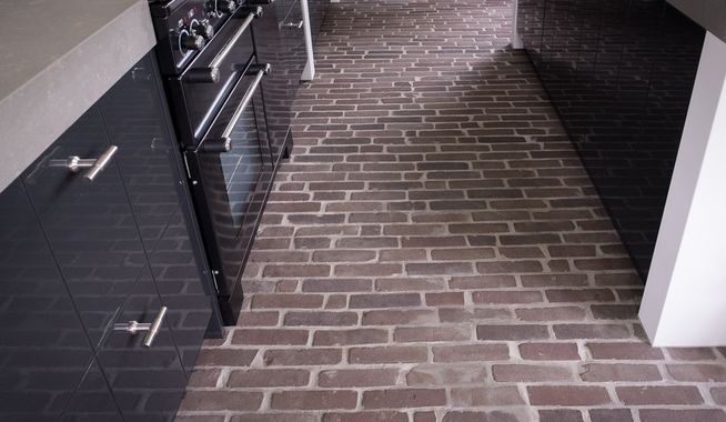 Binnenvloer keuken met waaltjes in wildverband gelegd