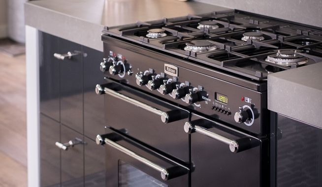 Binnenvloer keuken met waaltjes in wildverband gelegd