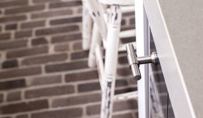 Binnenvloer keuken met waaltjes in wildverband gelegd