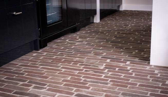 Binnenvloer keuken met waaltjes in wildverband gelegd