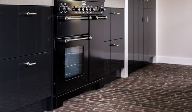 Binnenvloer keuken met waaltjes in wildverband gelegd