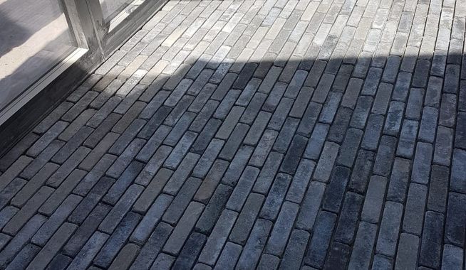 Binnenvloer van klinkers in een serre