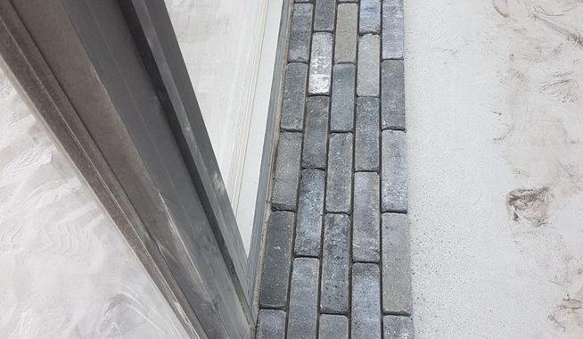 Binnenvloer van klinkers in een serre