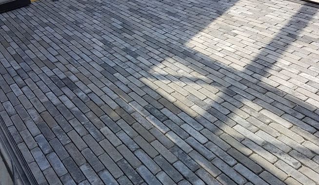 Binnenvloer van klinkers in een serre