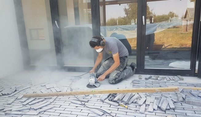 Binnenvloer van klinkers in een serre