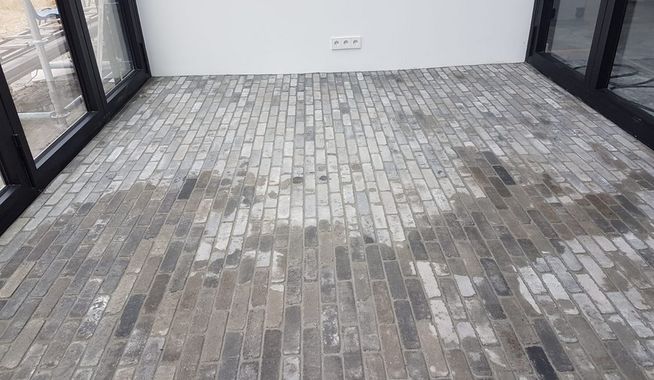 Binnenvloer van klinkers in een serre