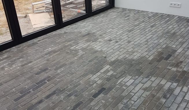 Binnenvloer van klinkers in een serre