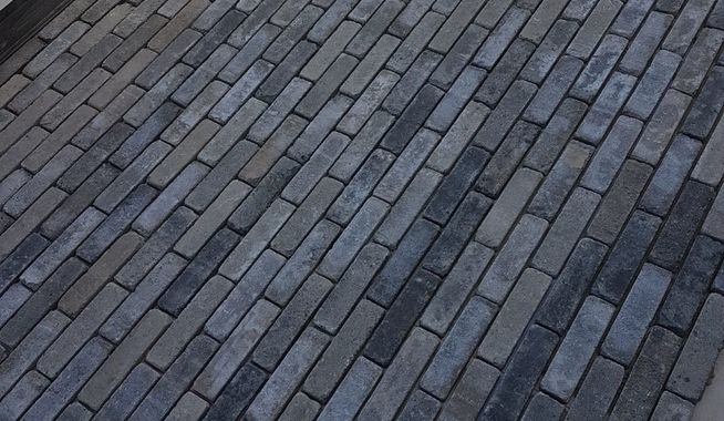 Binnenvloer van klinkers in een serre