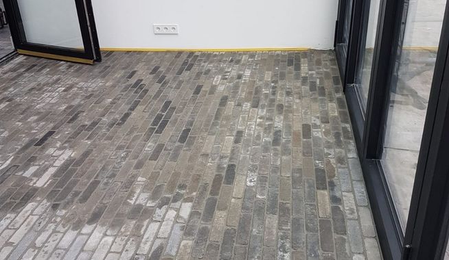 Binnenvloer van klinkers in een serre