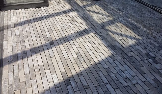 Binnenvloer van klinkers in een serre