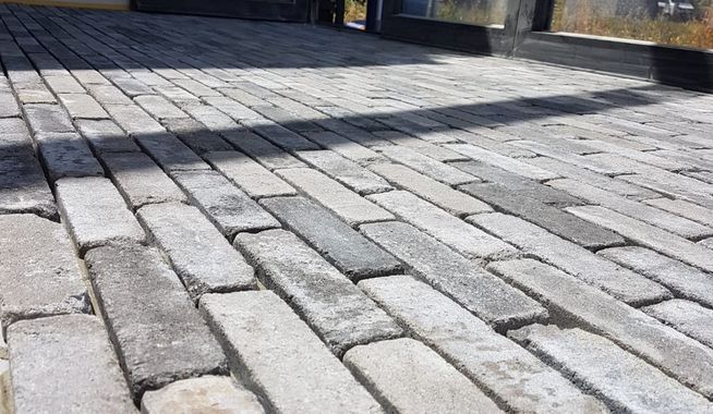 Binnenvloer van klinkers in een serre